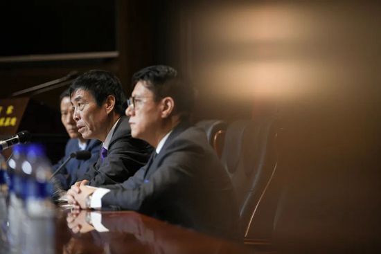 黑人壮汉把娇妻曰到高潮